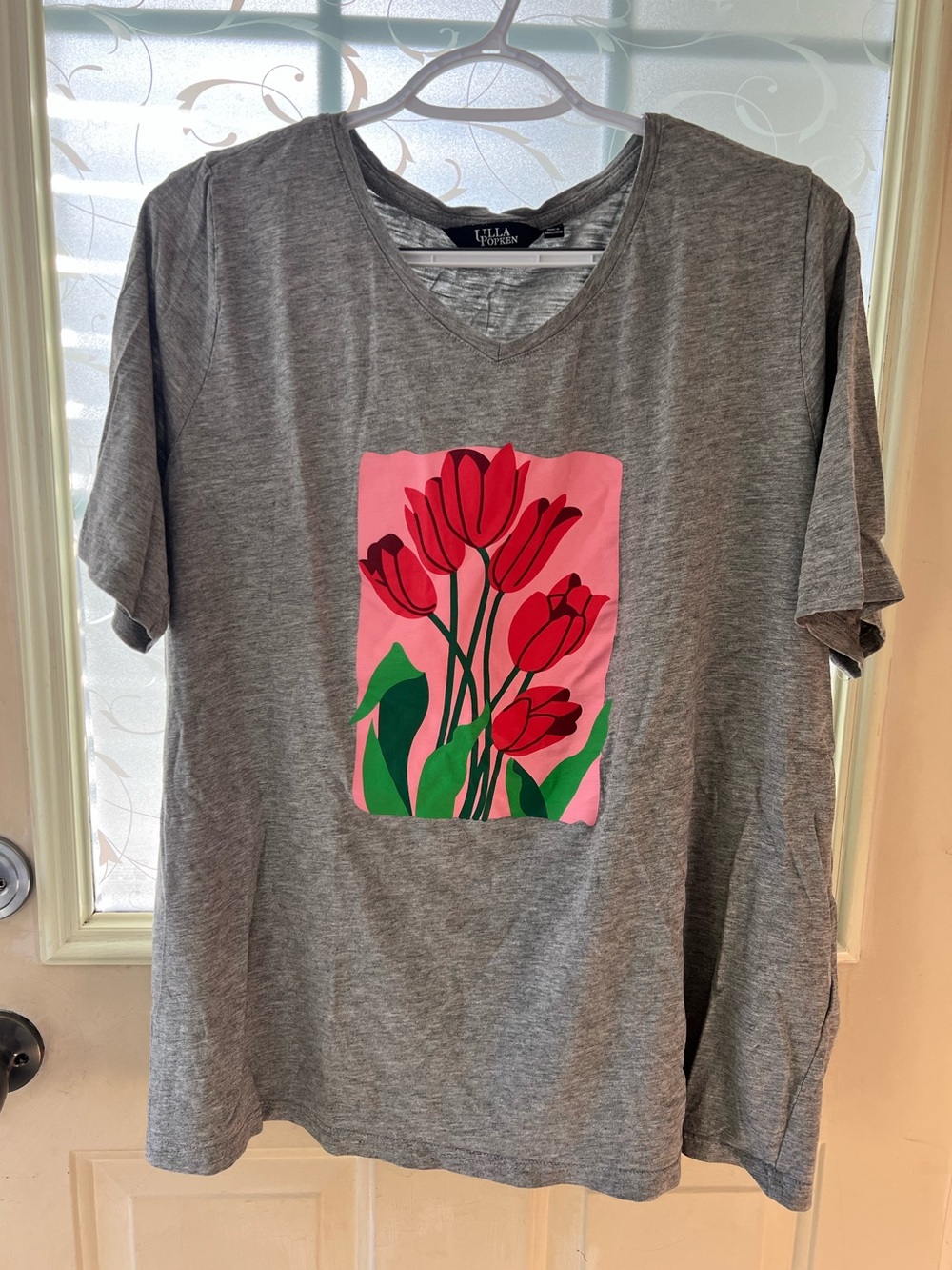Ulla Popken 16/18 v neck short sleeve gray t shirt with graphic tulip front.
